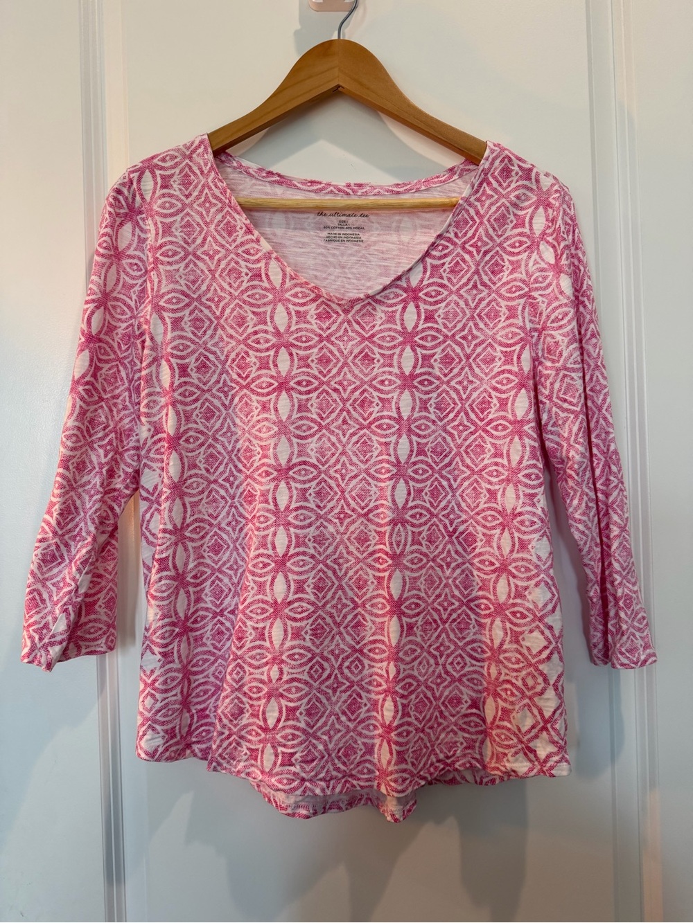 Chico's The Ultimate Tee Size 1 Pink White Geometric Print V-Neck Top 3/4 Sleeve